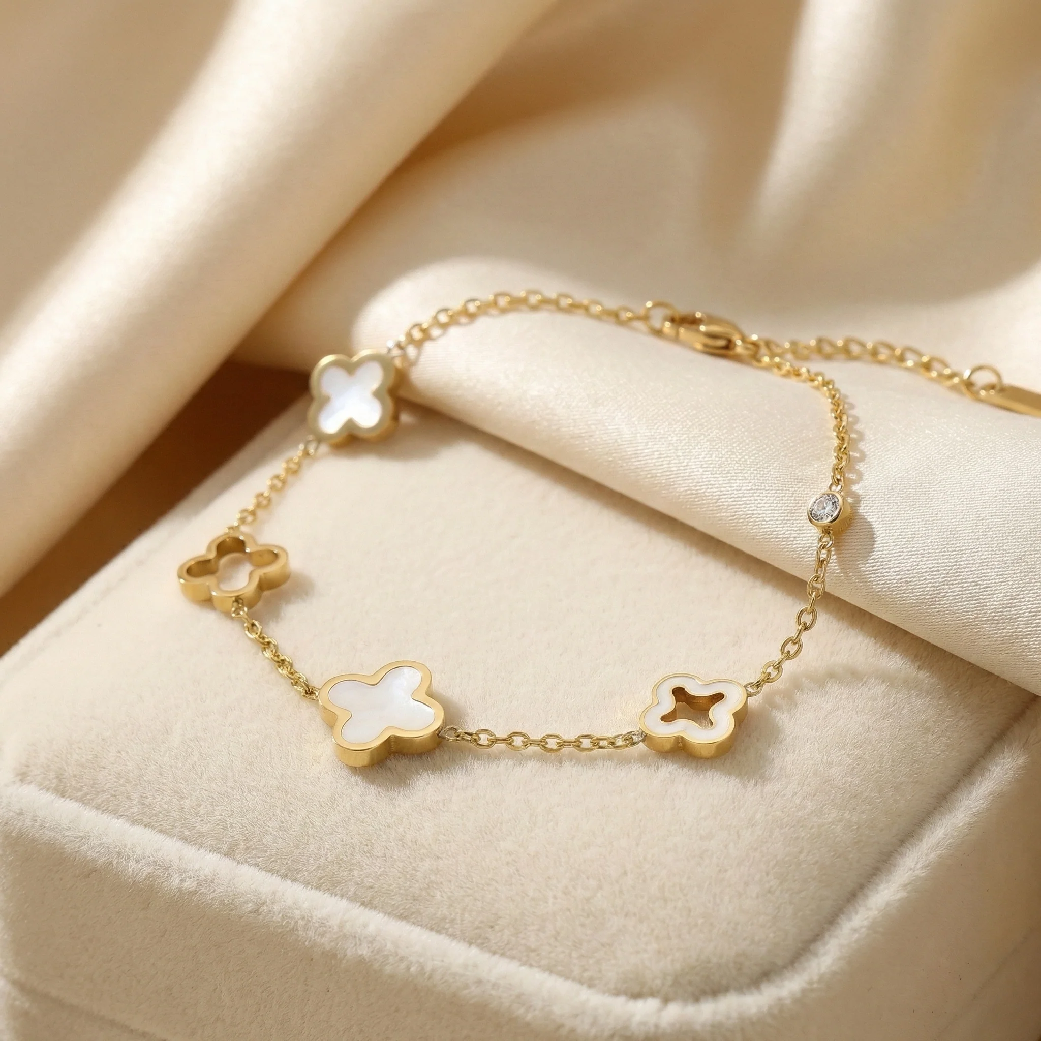 Lucia Clover Bracelet - Image 3
