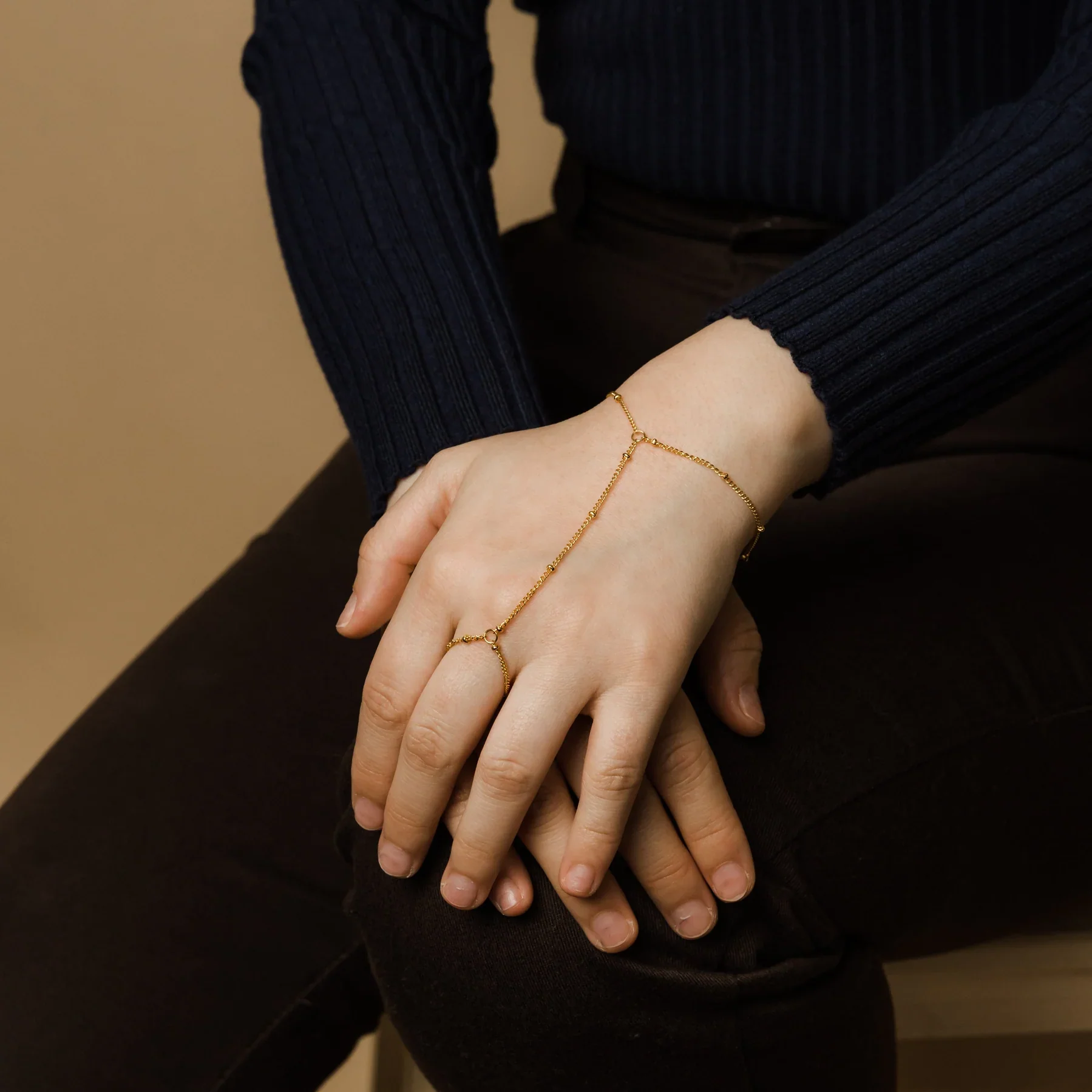 Qamar Nura Hand Chain - Image 3